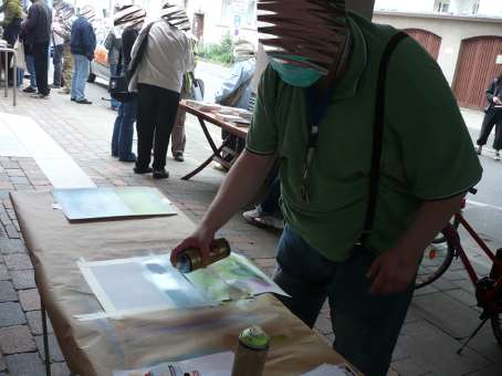 Graffitikurs für  Besucher am Tag der offenen Tür, am 28. Mai 2011 im Nachbarschaftscafe Nahbei in Findorf vom Martins Club Bremen. Neben weiteren Aktivitäten wurde auch ein Graffitiunterricht von Siko Ortner angeboten.