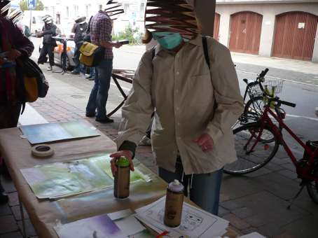 Graffitikurs für  Besucher am Tag der offenen Tür, am 28. Mai 2011 im Nachbarschaftscafe Nahbei in Findorf vom Martins Club Bremen. Neben weiteren Aktivitäten wurde auch ein Graffitiunterricht von Siko Ortner angeboten.