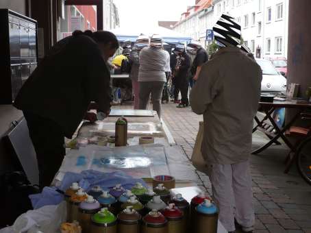 Graffitikurs für  Besucher am Tag der offenen Tür, am 28. Mai 2011 im Nachbarschaftscafe Nahbei in Findorf vom Martins Club Bremen. Neben weiteren Aktivitäten wurde auch ein Graffitiunterricht von Siko Ortner angeboten.