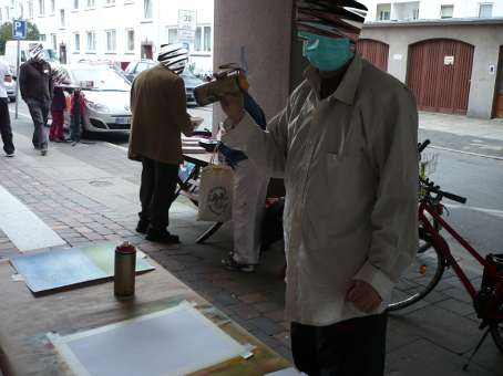 Graffitikurs für  Besucher am Tag der offenen Tür, am 28. Mai 2011 im Nachbarschaftscafe Nahbei in Findorf vom Martins Club Bremen. Neben weiteren Aktivitäten wurde auch ein Graffitiunterricht von Siko Ortner angeboten.