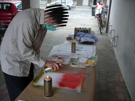 Graffitikurs für  Besucher am Tag der offenen Tür, am 28. Mai 2011 im Nachbarschaftscafe Nahbei in Findorf vom Martins Club Bremen. Neben weiteren Aktivitäten wurde auch ein Graffitiunterricht von Siko Ortner angeboten.