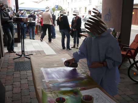 Graffitikurs für  Besucher am Tag der offenen Tür, am 28. Mai 2011 im Nachbarschaftscafe Nahbei in Findorf vom Martins Club Bremen. Neben weiteren Aktivitäten wurde auch ein Graffitiunterricht von Siko Ortner angeboten.