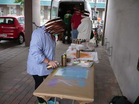 Graffitikurs für  Besucher am Tag der offenen Tür, am 28. Mai 2011 im Nachbarschaftscafe Nahbei in Findorf vom Martins Club Bremen. Neben weiteren Aktivitäten wurde auch ein Graffitiunterricht von Siko Ortner angeboten.