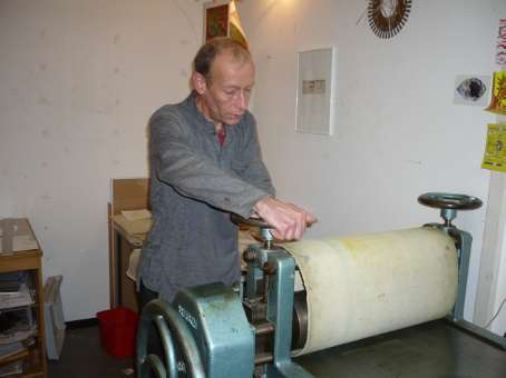 Uwe Teichmann in der Radierwerkstatt der Kulturwerkstatt westend Bremen