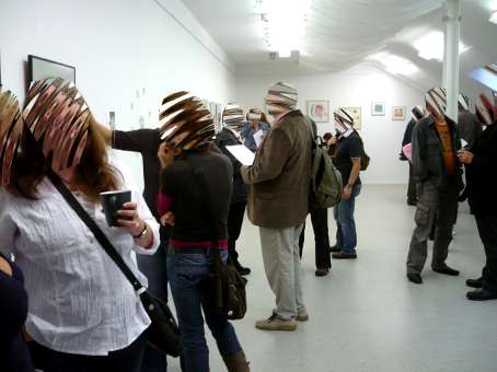 Vernissage der Ausstellung: Handlungen des Zeichnens Zustandsdrucke und Unikate der offenen Radierwerkstatt der Kulturwerkstatt westend Bremen. Eine Ausstellung in der Galerie Inkatt in Bremen / Kattenturm vom 12. 09. bis 10.10.2010 mit einem musikalischen Beitrag von Florian Oberlechner.