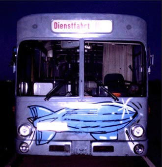 Frontansicht Discobus Zeppelin. Ein Graffiti-Auftrag für die Discothek Zeppelin in Hamburg/Maschen, Oktober bis Dezember 1987. Auftragsmalerei von der Mad Artists Cooperation, Siko Ortner (ehemals für Auftragsarbeiten Zico) und seinen Graffitischülern Sami und Wizz.