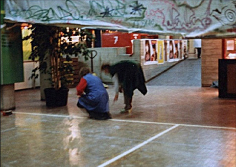 95qm Leinwand 1989. Ein Graffiti Projekt für Hans Bhrs Veranstalter Faschingsfest LiLaBe in der Fachhochschule Bergedorf/Hamburg. Projektausfhrung von der Mad Artists Cooperation, Siko Ortner und seinem Graffitischüler Wizz. Außerdem beteiligt waren Sis/Sige und Bibase/Base. Gekleckert