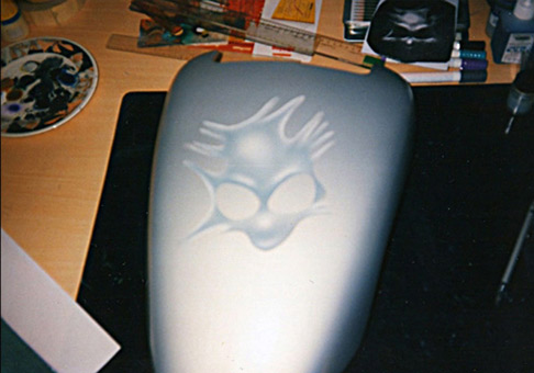 Halbvollendete Airbrushlackierung. Alien aus Motorradtank 1996. Eine Lackierung von Siko Ortner für Dirk.