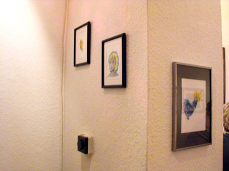 Ausstellung Streetart 2009, von Siko Ortner, vom 14. März bis 18. April 2009 im Kunstverein Humbold-Schlüter, Bremen. Hier die Ansicht des fertiggestelten Ausstellungsaufbaus. Ein 4-Fach Stancel von Mahatma Gandi, ein Manga 7-Fach-Stancel, und ein zusammengesetztes Mehrfachstancel für Sikgoaism (Probestancel).