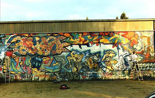 Jase, Siko (von Siko Ortner), Sen und Menz styles an der line Richtung Elbgaustraß, Hamburg 1991. Siko Ortner beim sprühen.