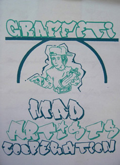 Gruppenausstellung Mad Artists Cooperation 1989, im Hamburg-Haus im Dormannsweg (Eimsbüttel). Diese Veranstaltung wurde durchgeführt im Rahmen der Internationalen Comicausstellung Hamburg zur gleichen Zeit in weiteren Ausstellungsräumen in Hamburg. Bei dieser Ausstellung beteiligt waren unter anderen: Wizz/Sage, Art/Sengo, Staph und Siko Ortner. Handgedruckte Lack-Siebdruck-Einladungskarte von Siko und Wizz, Auflage 300 Stck.