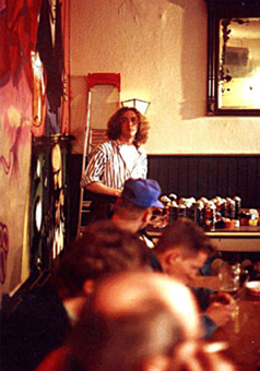 Projekt Graffitiliveakt mit anschliessender Podiumsdiskussion (Thema: ist Graffiti eine Kunstform) im Cafe Borchers, Hamburg Eppendorf, September 1989. Projektorganisation Cafe Borchers, Kulturbehörde Hamburg und der Sonderkommission Graffiti Deutsche Bahn. Projektausführung mad artists cooperation, Sage, Rizky, und Siko Ortner. Diskussionsteilnehmer: Gäste Cafe Borchers, Teilnehmer der Presse, Kulturreferrent Hamburg, Bodo Claussen Chef Soko Graffiti und Graffitikünstler aus Hamburg. Diskussionsbeginn.