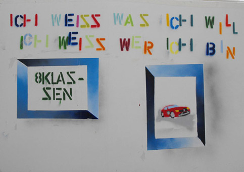 Ich weiss wer ich bin, ich weiss was ich will! Ein Projekt von Quartier e.V. Bremen (jetzt Quartier gGmbH) im Mai 2008. Projektleitung Holger Hering in Zusammenarbeit mit der Integrierten Stadtteilschule Obervieland Bremen und den Schülern der 8ten Klassen. Buchstabenstancel Mehrfarbig und ein Stancelgemälde Sportwagen 4-Fach-Stancel auf Karton A4 Größe. Werkstattleitung Graffiti Siko Ortner.