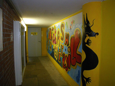 Schülerausstellung 2009 in der Galerie Inkatt e. V. Bremen. Beteiligt an dieser Ausstellung waren Schüler, aus den unterschiedlichen Graffitiwerkstätten unter der Leitung von Siko Ortner, folgender Schulen: Schulzentrum Delmestraße (Neustadt), Integrierte Stadtteilschule Obervieland (Kattenturm), Schule Koblenzer Straße (Tenever), Gesamtschule Ost (GSO) und der Schule Theodor-Billroth-Straße (Kattenturm). Hier der fertiggestellte Ausstellungsaufbau der Ausstellung.