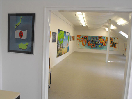 Schülerausstellung 2009 in der Galerie Inkatt e. V. Bremen. Beteiligt an dieser Ausstellung waren Schüler folgender Schulen: Schulzentrum Delmestraße (Neustadt), Integrierte Stadtteilschule Obervieland (Kattenturm), Schule Koblenzer Straße (Tenever), Gesamtschule Ost (GSO) und der Schule Theodor-Billroth-Straße (Kattenturm). Hier der fertiggestellte Ausstellungsaufbau der Ausstellung.