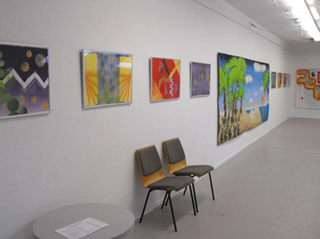 Schülerausstellung 2009 in der Galerie Inkatt e. V. Bremen. Beteiligt an dieser Ausstellung waren Schüler, aus den unterschiedlichen Graffitiwerkstätten unter der Leitung von Siko Ortner, folgender Schulen: Schulzentrum Delmestraße (Neustadt), Integrierte Stadtteilschule Obervieland (Kattenturm), Schule Koblenzer Straße (Tenever), Gesamtschule Ost (GSO) und der Schule Theodor-Billroth-Straße (Kattenturm). Hier der fertiggestellte Ausstellungsaufbau der Ausstellung.