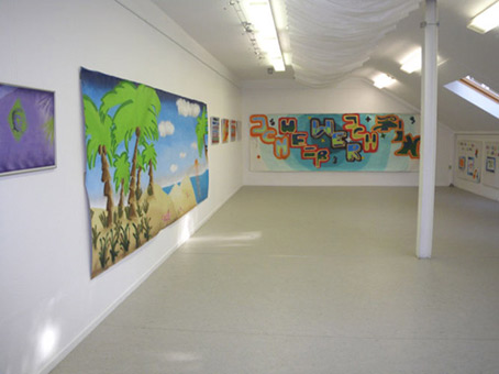 Schülerausstellung 2009 in der Galerie Inkatt e. V. Bremen. Beteiligt an dieser Ausstellung waren Schüler, aus den unterschiedlichen Graffitiwerkstätten unter der Leitung von Siko Ortner, folgender Schulen: Schulzentrum Delmestraße (Neustadt), Integrierte Stadtteilschule Obervieland (Kattenturm), Schule Koblenzer Straße (Tenever), Gesamtschule Ost (GSO) und der Schule Theodor-Billroth-Straße (Kattenturm). Hier der fertiggestellte Ausstellungsaufbau der Ausstellung.