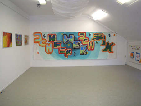 Schülerausstellung 2009 in der Galerie Inkatt e. V. Bremen. Beteiligt an dieser Ausstellung waren Schüler, aus den unterschiedlichen Graffitiwerkstätten unter der Leitung von Siko Ortner, folgender Schulen: Schulzentrum Delmestraße (Neustadt), Integrierte Stadtteilschule Obervieland (Kattenturm), Schule Koblenzer Straße (Tenever), Gesamtschule Ost (GSO) und der Schule Theodor-Billroth-Straße (Kattenturm). Hier der fertiggestellte Ausstellungsaufbau der Ausstellung.