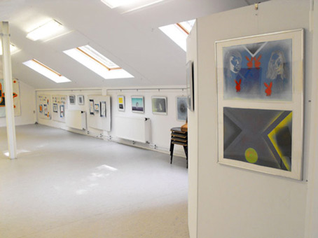 Schülerausstellung 2009 in der Galerie Inkatt e. V. Bremen. Beteiligt an dieser Ausstellung waren Schüler, aus den unterschiedlichen Graffitiwerkstätten unter der Leitung von Siko Ortner, folgender Schulen: Schulzentrum Delmestraße (Neustadt), Integrierte Stadtteilschule Obervieland (Kattenturm), Schule Koblenzer Straße (Tenever), Gesamtschule Ost (GSO) und der Schule Theodor-Billroth-Straße (Kattenturm). Hier der fertiggestellte Ausstellungsaufbau der Ausstellung.