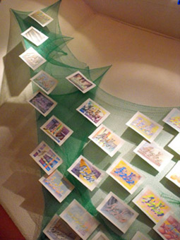 Ausstellung Streetart 2009, von Siko Ortner, vom 14. März bis 18. April 2009 im Kunstverein Humbold-Schlüter, Bremen. Hier die Ansicht des fertiggestelten Ausstellungsaufbaus. Die Installation Mein Monopoli, zusammengesetzt aus der Serie mit dem Arbeitstitel 3 Farben 1 Stancel 50 Motive und einem Netz, installiert im dreidimensionalem Raum, unter weissem Licht.