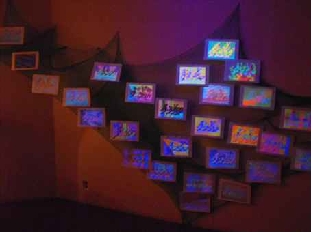 Ausstellung Streetart 2009, von Siko Ortner, vom 14. März bis 18. April 2009 im Kunstverein Humbold-Schlüter, Bremen. Hier die Ansicht des fertiggestelten Ausstellungsaufbaus. Die Installation Mein Monopoli, zusammengesetzt aus der Serie mit dem Arbeitstitel 3 Farben 1 Stancel 50 Motive und einem Netz, installiert im dreidimensionalem Raum, unter Schwarzlicht.