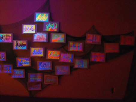 Ausstellung Streetart 2009, von Siko Ortner, vom 14. März bis 18. April 2009 im Kunstverein Humbold-Schlüter, Bremen. Hier die Ansicht des fertiggestelten Ausstellungsaufbaus. Die Installation Mein Monopoli, zusammengesetzt aus der Serie mit dem Arbeitstitel 3 Farben 1 Stancel 50 Motive und einem Netz, installiert im dreidimensionalem Raum, unter Schwarzlicht.