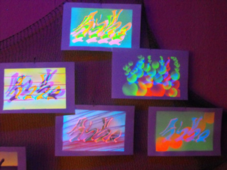 Ausstellung Streetart 2009, von Siko Ortner, vom 14. März bis 18. April 2009 im Kunstverein Humbold-Schlüter, Bremen. Hier die Ansicht des fertiggestelten Ausstellungsaufbaus. Die Installation Mein Monopoli, zusammengesetzt aus der Serie mit dem Arbeitstitel 3 Farben 1 Stancel 50 Motive und einem Netz, installiert im dreidimensionalem Raum, unter Schwarzlicht.