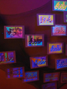 Ausstellung Streetart 2009, von Siko Ortner, vom 14. März bis 18. April 2009 im Kunstverein Humbold-Schlüter, Bremen. Hier die Ansicht des fertiggestelten Ausstellungsaufbaus. Die Installation Mein Monopoli, zusammengesetzt aus der Serie mit dem Arbeitstitel 3 Farben 1 Stancel 50 Motive und einem Netz, installiert im dreidimensionalem Raum, unter Schwarzlicht.
