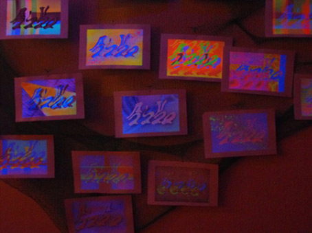 Ausstellung Streetart 2009, von Siko Ortner, vom 14. März bis 18. April 2009 im Kunstverein Humbold-Schlüter, Bremen. Hier die Ansicht des fertiggestelten Ausstellungsaufbaus. Die Installation Mein Monopoli, zusammengesetzt aus der Serie mit dem Arbeitstitel 3 Farben 1 Stancel 50 Motive und einem Netz, installiert im dreidimensionalem Raum, unter Schwarzlicht.