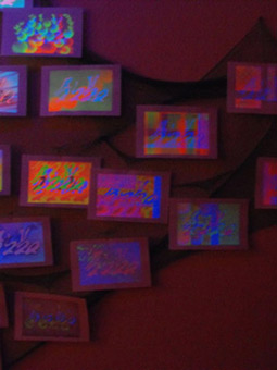 Ausstellung Streetart 2009, von Siko Ortner, vom 14. März bis 18. April 2009 im Kunstverein Humbold-Schlüter, Bremen. Hier die Ansicht des fertiggestelten Ausstellungsaufbaus. Die Installation Mein Monopoli, zusammengesetzt aus der Serie mit dem Arbeitstitel 3 Farben 1 Stancel 50 Motive und einem Netz, installiert im dreidimensionalem Raum, unter Schwarzlicht.