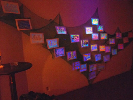 Ausstellung Streetart 2009, von Siko Ortner, vom 14. März bis 18. April 2009 im Kunstverein Humbold-Schlüter, Bremen. Hier die Ansicht des fertiggestelten Ausstellungsaufbaus. Die Installation Mein Monopoli, zusammengesetzt aus der Serie mit dem Arbeitstitel 3 Farben 1 Stancel 50 Motive und einem Netz, installiert im dreidimensionalem Raum, unter Schwarzlicht.