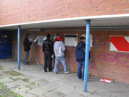 Graffiti ein Projekt der Galerie Inkatt e.V. in Kattenturm / Bremen. Werkstattleitung Graffiti Siko Ortner. Stancelart / Schablonengraffiti, Sprühtechnik auf Papier, moderne Kunst, Stancelgemälde auf Papier, 1-Fach-Stancel und Mehrfachstancel. Unterricht 10te Klasse Theodor Billrothstrasse von Februar bis Juni 2009. Schüler der Förderschule Theodor Billroth Straße haben die Vorzüge von legalelem Graffiti erfahren.