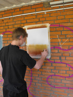 Graffiti ein Projekt der Galerie Inkatt e.V. in Kattenturm / Bremen. Werkstattleitung Graffiti Siko Ortner. Stancelart  / Schablonengraffiti, Sprühtechnik auf Papier, moderne Kunst, Stancelgemälde auf Papier, 1-Fach-Stancel und Mehrfachstancel. Unterricht 10te Klasse Theodor Billrothstrasse von Februar bis Juni 2009. Schüler der Förderschule Theodor Billroth Straße haben die Vorzüge von legalelem Graffiti erfahren.