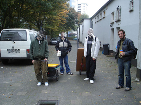 Aktiv für die Vahr. Ein Projekt von JUS, Bremen (die Maulwürfe) vom Oktober bis November 2007. Die Graffitiwerkstatt wurde durchgeführt von Siko Ortner als offenes Atelier für Jugendliche aus dem Stadtteil. Außerdem waren täglich bis zu 5 Kursteilnehmer direkt von JUS dabei. Frisch ans Werk mit Tisch und Stühlen Stromkasten 02. Kunst im öffentlichen Raum. Stancelart / Schablonengraffiti auf einem Stromkasten in der Neuen Vahr in Bremen.