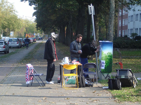 Aktiv für die Vahr. Ein Projekt von JUS, Bremen (die Maulwürfe) vom Oktober bis November 2007. Die Graffitiwerkstatt wurde durchgeführt von Siko Ortner als offenes Atelier für Jugendliche aus dem Stadtteil. Außerdem waren täglich bis zu 5 Kursteilnehmer direkt von JUS dabei. Das Wetter ist sonnig aber nur knapp über 10 Grad Celsius.  Kunst im öffentlichen Raum. Stancelart / Schablonengraffiti auf einem Stromkasten in der Neuen Vahr in Bremen.