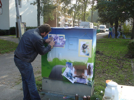 Aktiv für die Vahr. Ein Projekt von JUS, Bremen (die Maulwürfe) vom Oktober bis November 2007. Die Graffitiwerkstatt wurde durchgeführt von Siko Ortner als offenes Atelier für Jugendliche aus dem Stadtteil. Außerdem waren täglich bis zu 5 Kursteilnehmer direkt von JUS dabei. Hier erden gerade die Treppenstufen der Berliner Freiheit in Bremen gemalt. Außerdem unten rechts die Brücke am Vahrer See.  Kunst im öffentlichen Raum. Stancelart / Schablonengraffiti auf einem Stromkasten in der Neuen Vahr in Bremen.