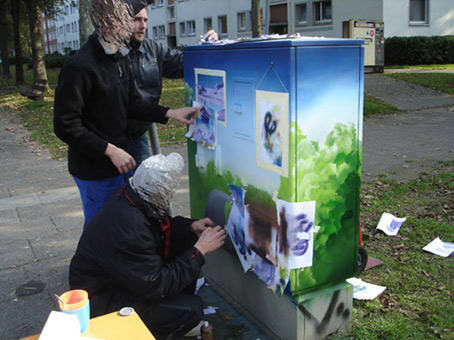 Aktiv für die Vahr. Ein Projekt von JUS, Bremen (die Maulwürfe) vom Oktober bis November 2007. Die Graffitiwerkstatt wurde durchgeführt von Siko Ortner als offenes Atelier für Jugendliche aus dem Stadtteil. Außerdem waren täglich bis zu 5 Kursteilnehmer direkt von JUS dabei. Kunst im öffentlichen Raum. Stancelart / Schablonengraffiti auf einem Stromkasten in der Neuen Vahr in Bremen.