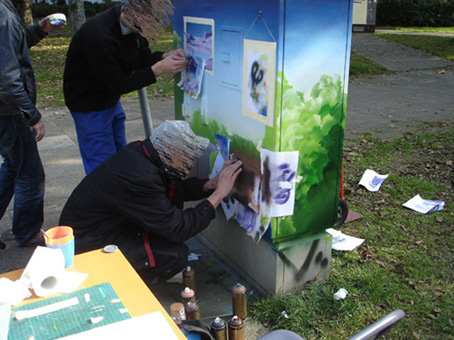 Aktiv für die Vahr. Ein Projekt von JUS, Bremen (die Maulwürfe) vom Oktober bis November 2007. Die Graffitiwerkstatt wurde durchgeführt von Siko Ortner als offenes Atelier für Jugendliche aus dem Stadtteil. Außerdem waren täglich bis zu 5 Kursteilnehmer direkt von JUS dabei. Die Brücke am Vahrer See und das Einkaufszentrum Berliner Freiheit werden weiter Bearbeitet.  Kunst im öffentlichen Raum. Stancelart / Schablonengraffiti auf einem Stromkasten in der Neuen Vahr in Bremen.