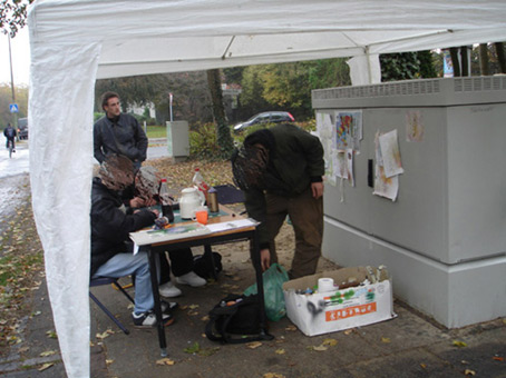 Aktiv für die Vahr. Ein Projekt von JUS, Bremen (die Maulwürfe) vom Oktober bis November 2007. Die Graffitiwerkstatt wurde durchgeführt von Siko Ortner als offenes Atelier für Jugendliche aus dem Stadtteil. Außerdem waren täglich bis zu 5 Kursteilnehmer direkt von JUS dabei. Kursteilnehmer bei der Arbeit am dritten Stromkasten. Kunst im öffentlichen Raum. Stancelart / Schablonengraffiti auf einem Stromkasten in der Neuen Vahr in Bremen.