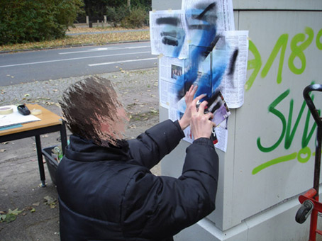 Aktiv für die Vahr. Ein Projekt von JUS, Bremen (die Maulwürfe) vom Oktober bis November 2007. Die Graffitiwerkstatt wurde durchgeführt von Siko Ortner als offenes Atelier für Jugendliche aus dem Stadtteil. Außerdem waren täglich bis zu 5 Kursteilnehmer direkt von JUS dabei. Kursteilnehmer bei der Arbeit am dritten Stromkasten. Kunst im öffentlichen Raum. Stancelart / Schablonengraffiti auf einem Stromkasten in der Neuen Vahr in Bremen.