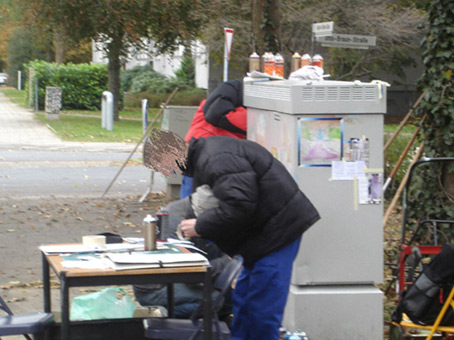 Aktiv für die Vahr. Ein Projekt von JUS, Bremen (die Maulwürfe) vom Oktober bis November 2007. Die Graffitiwerkstatt wurde durchgeführt von Siko Ortner als offenes Atelier für Jugendliche aus dem Stadtteil. Außerdem waren täglich bis zu 5 Kursteilnehmer direkt von JUS dabei. Kursteilnehmer bei der Arbeit am dritten Stromkasten. Kunst im öffentlichen Raum. Stancelart / Schablonengraffiti auf einem Stromkasten in der Neuen Vahr in Bremen.