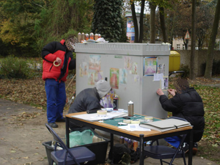 Aktiv für die Vahr. Ein Projekt von JUS, Bremen (die Maulwürfe) vom Oktober bis November 2007. Die Graffitiwerkstatt wurde durchgeführt von Siko Ortner als offenes Atelier für Jugendliche aus dem Stadtteil. Außerdem waren täglich bis zu 5 Kursteilnehmer direkt von JUS dabei. Kursteilnehmer bei der Arbeit am dritten Stromkasten. Kunst im öffentlichen Raum. Stancelart / Schablonengraffiti auf einem Stromkasten in der Neuen Vahr in Bremen.