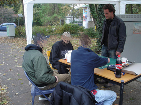 Aktiv für die Vahr. Ein Projekt von JUS, Bremen (die Maulwürfe) vom Oktober bis November 2007. Die Graffitiwerkstatt wurde durchgeführt von Siko Ortner als offenes Atelier für Jugendliche aus dem Stadtteil. Außerdem waren täglich bis zu 5 Kursteilnehmer direkt von JUS dabei. Kursteilnehmer bei der Arbeit am dritten Stromkasten. Kunst im öffentlichen Raum. Stancelart / Schablonengraffiti auf einem Stromkasten in der Neuen Vahr in Bremen.