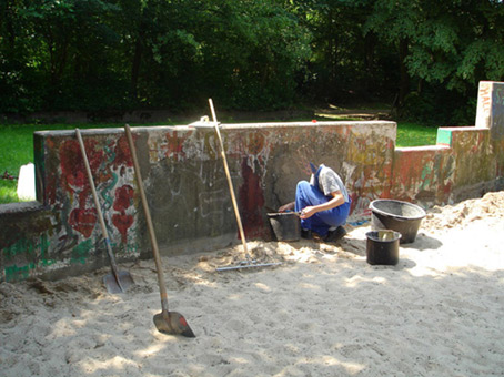 Die Mauer muß weg. Ein Projekt von JUS, Neue Vahr Bremen (die Maulwürfe) vom August bis Mitte September 2007. Hier die Renovierung der Mauer durch Teilnehmer des JUS Programmes für die Bemalung durch die Graffitikursteilnehmer von Siko Ortner.