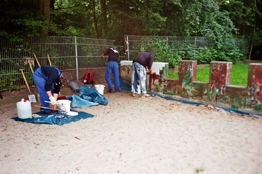 Die Mauer muß weg. Ein Projekt von JUS, Neue Vahr Bremen (die Maulwürfe) vom August bis Mitte September 2007. Hier die Renovierung der Mauer durch Teilnehmer des JUS Programmes für die Bemalung durch die Graffitikursteilnehmer von Siko Ortner.