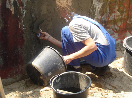 Die Mauer muß weg. Ein Projekt von JUS, Neue Vahr Bremen (die Maulwürfe) vom August bis Mitte September 2007. Hier die Renovierung der Mauer durch Teilnehmer des JUS Programmes für die Bemalung durch die Graffitikursteilnehmer von Siko Ortner.