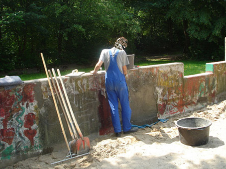 Die Mauer muß weg. Ein Projekt von JUS, Neue Vahr Bremen (die Maulwürfe) vom August bis Mitte September 2007. Hier die Renovierung der Mauer durch Teilnehmer des JUS Programmes für die Bemalung durch die Graffitikursteilnehmer von Siko Ortner.