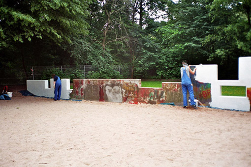 Die Mauer muß weg. Ein Projekt von JUS, Neue Vahr Bremen (die Maulwürfe) vom August bis Mitte September 2007. Hier die Renovierung der Mauer durch Teilnehmer des JUS Programmes für die Bemalung durch die Graffitikursteilnehmer von Siko Ortner.