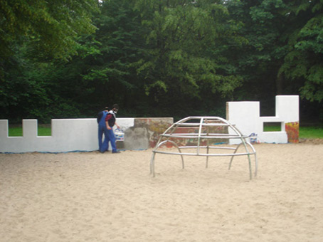 Die Mauer muß weg. Ein Projekt von JUS, Neue Vahr Bremen (die Maulwürfe) vom August bis Mitte September 2007. Hier die Renovierung der Mauer durch Teilnehmer des JUS Programmes für die Bemalung durch die Graffitikursteilnehmer von Siko Ortner.