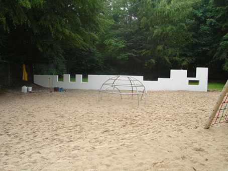 Die Mauer muß weg. Ein Projekt von JUS, Neue Vahr Bremen (die Maulwürfe) vomAug st bis Mitte September 2007. Hier die Renovierung der Mauer durch Teilnehmer des JUS Programmes für die Bemalung durch die Graffitikursteilnehmer von Siko Ortner. Hier die fisch renovierte und vorbereitete Mauer.